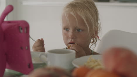 Essen-Mit-Zeichentrickfilmen-Ist-Viel-Unterhaltsamer