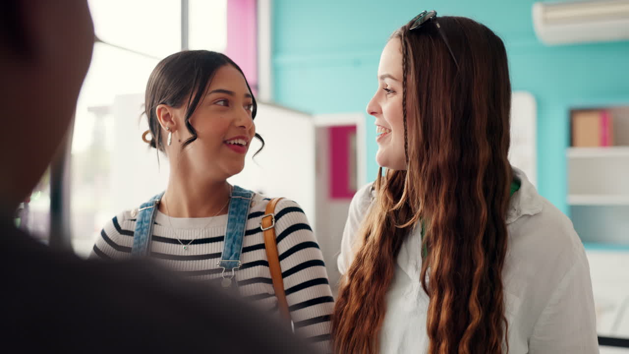 sonrisa, risas y amigas en una cafetería