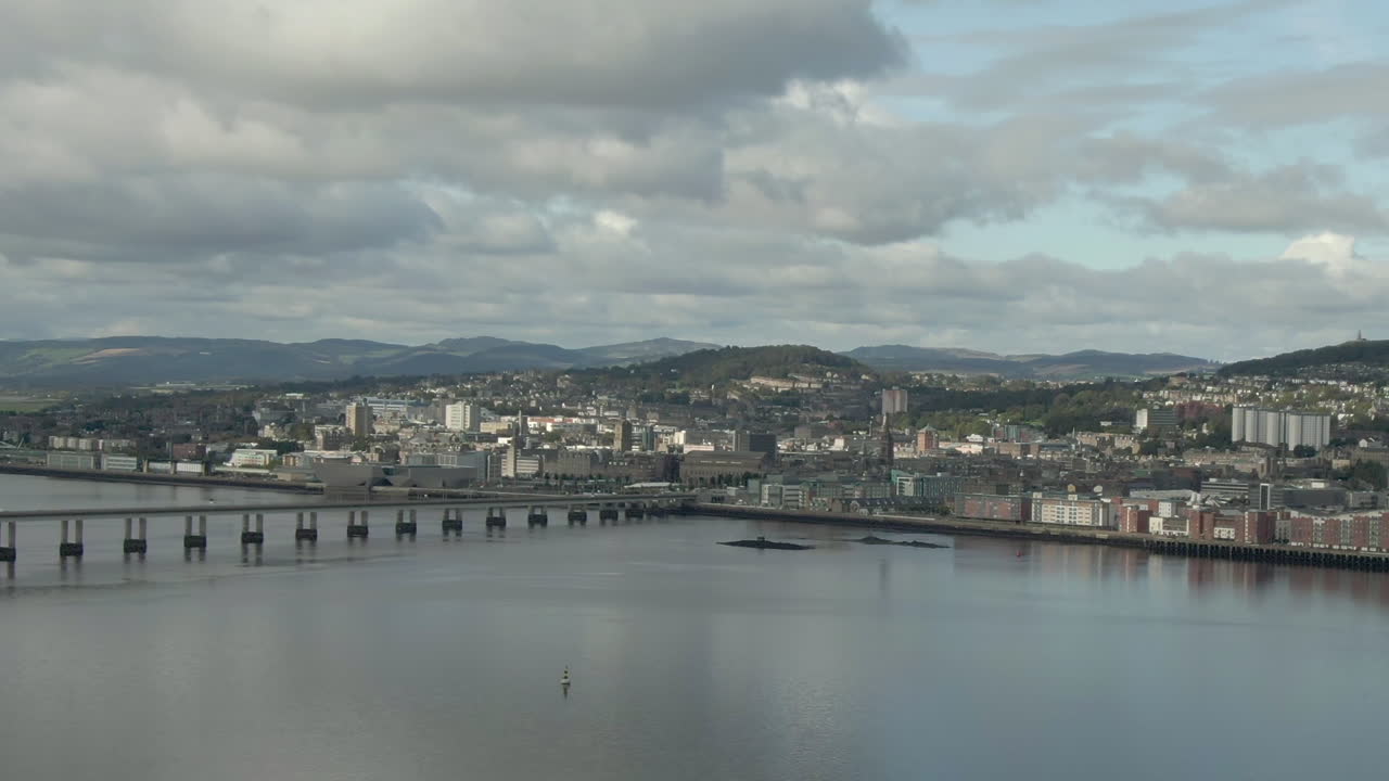 una vista aérea del puente tay road y la ciudad de dundee en un día nublado
