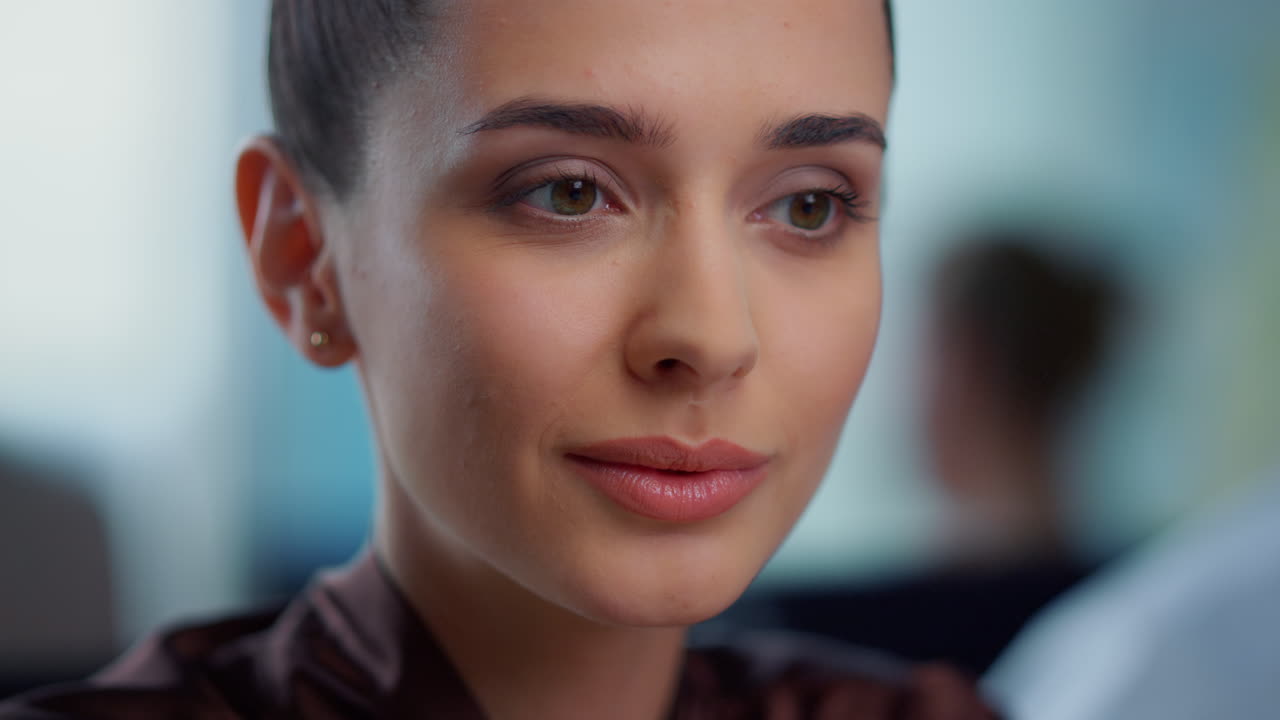 mujer de negocios alegre hablando en línea con un socio de negocios por video chat