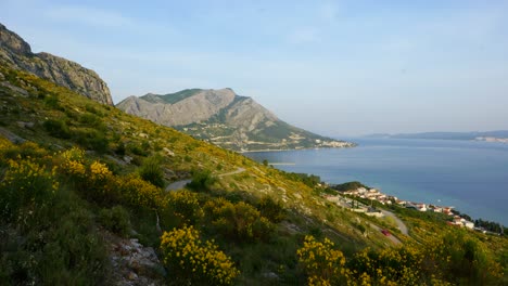 imágenes de viaje de naturaleza cinematográfica de 4k de una vista panorámica de los acantilados y montañas de omis junto a split, croacia en un día soleado