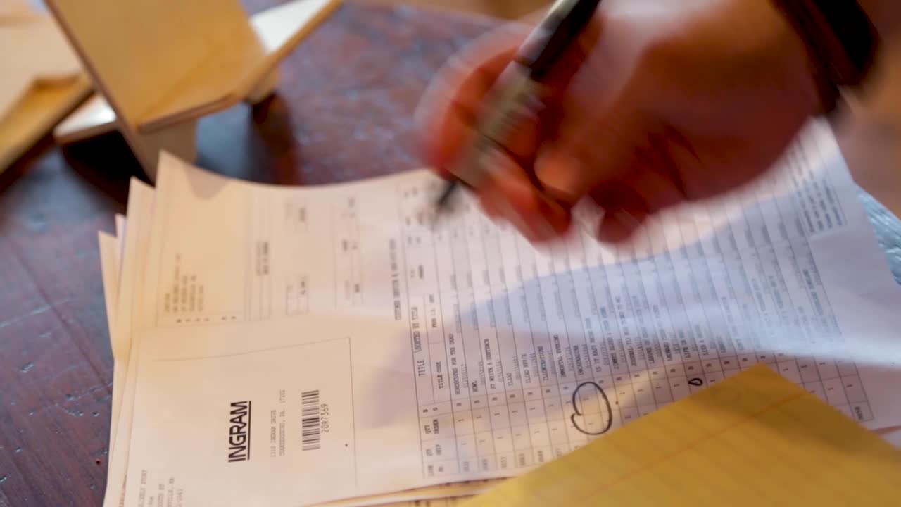 verificar el papeleo y organizar pedidos