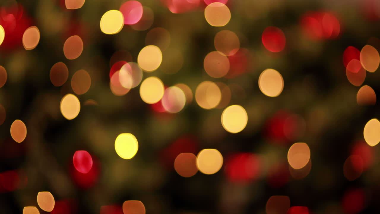Luzes piscando na árvore de Natal desfocadas