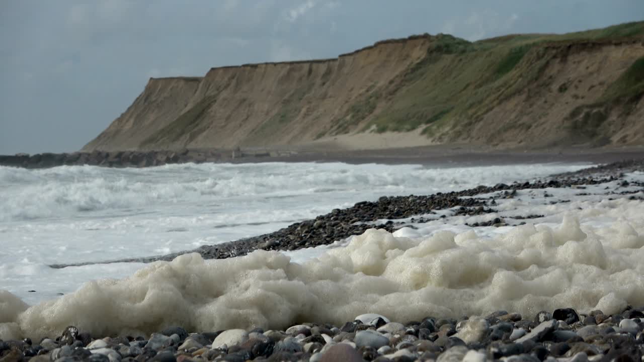 해변에서 폭풍의 해조류 거품, 파도와 함께 모래 해변, 북해, jütland, sondervig, 덴마크, 4k