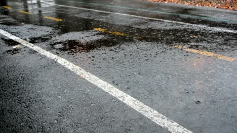 Video-En-Cámara-Lenta-De-Gotas-De-Lluvia-Cayendo-Sobre-Un-Camino-De-Concreto-Bajo-La-Luz-Del-Día