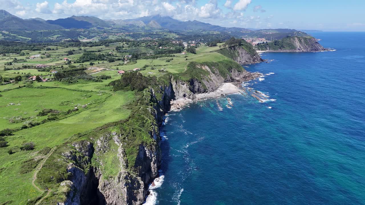 극적인 해안선 아스투리아스 스페인 드론, 공중