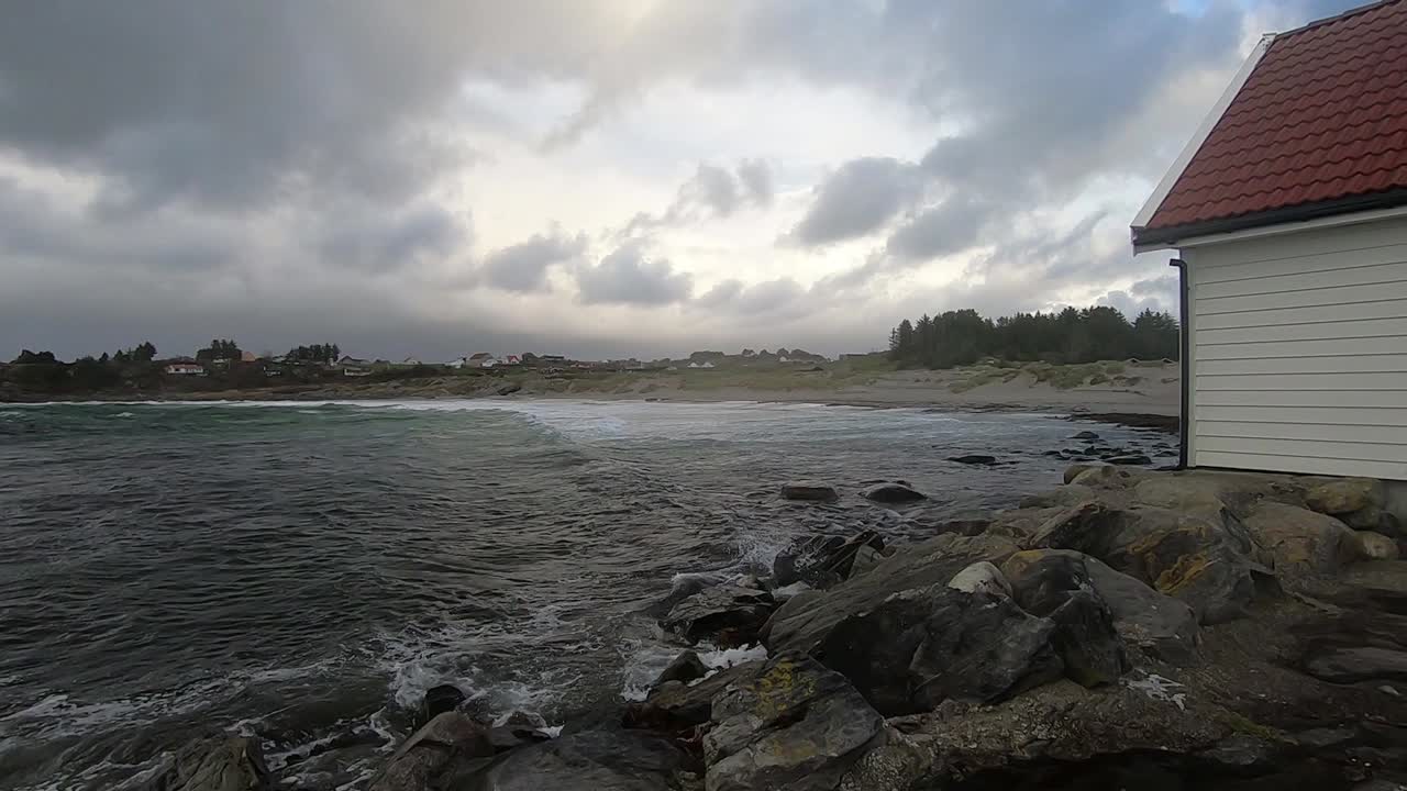 작은 어선은 항구에 있습니다