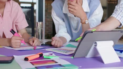 diversos colegas creativos masculinos y femeninos en discusión en una reunión casual, cámara lenta