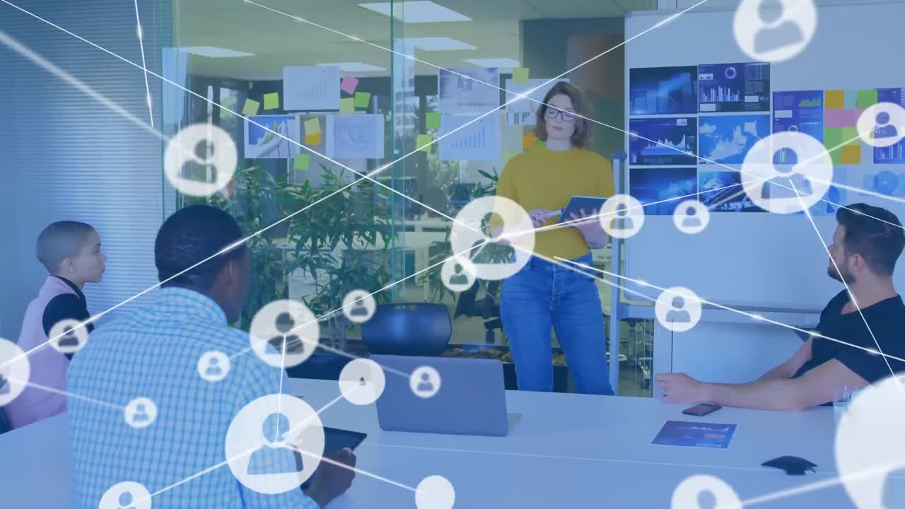 animación de la red de conexiones entre diversas personas de negocios en la oficina
