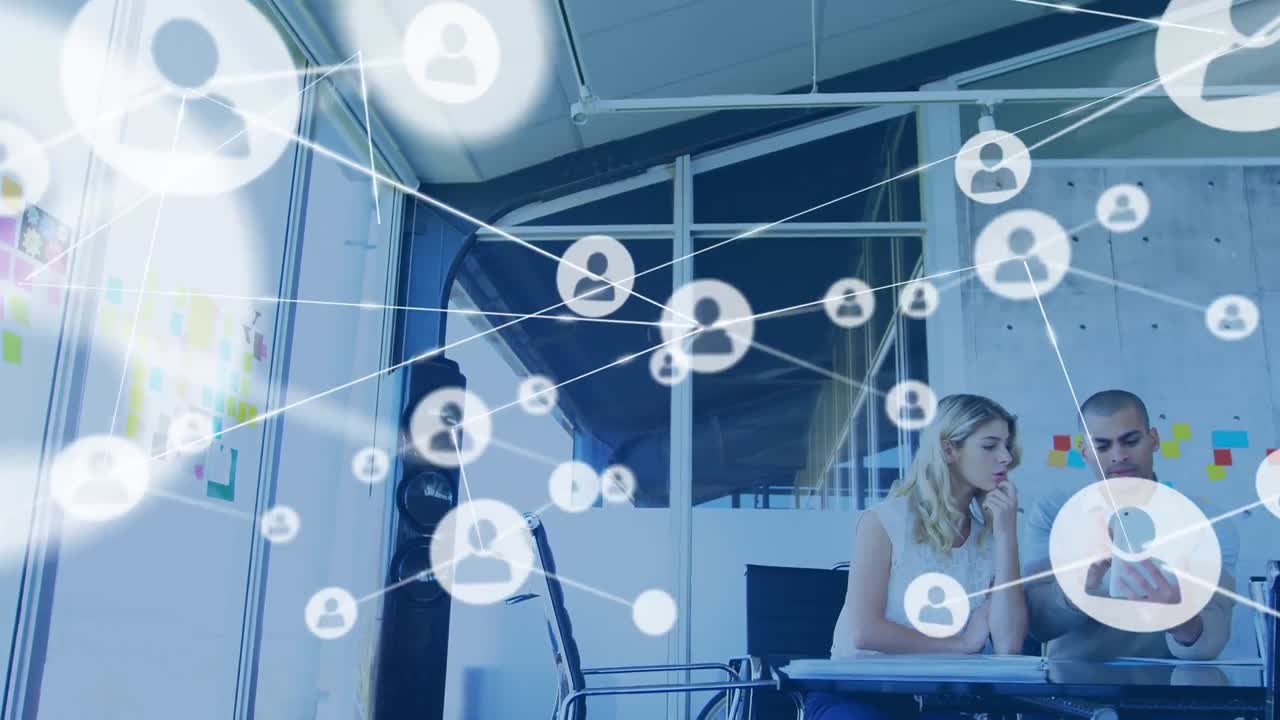 사무실에서 태블릿을 사용하는 다양한 비즈니스 사람들에 대한 연결 네트워크의 애니메이션