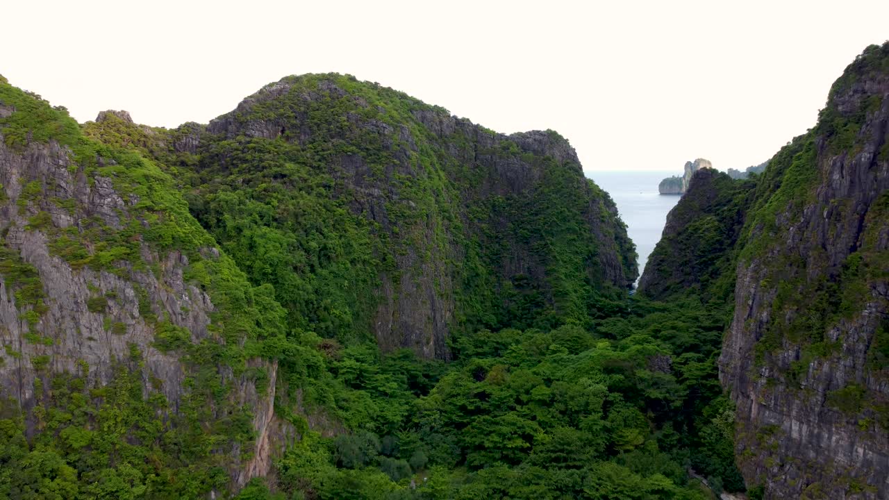 vuela sobre la playa de arena de la bahía maya vacía, la isla de ko phi phi le - krabi tailandia