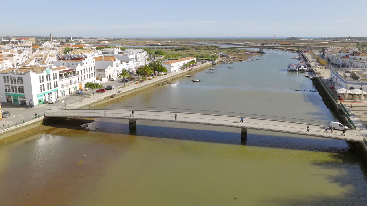 Vista aérea con dron del puente que conecta la ciudad de Tavira y las casas blancas