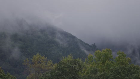 Una-Nube-Que-Viaja-Y-Desaparece-En-Las-Montañas-Humeantes