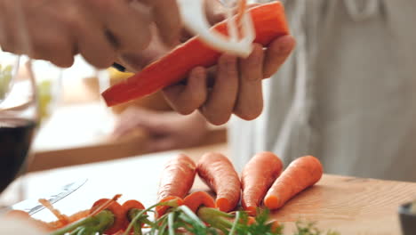 Manos,-Salud-O-Persona-En-La-Cocina-Con-Zanahoria