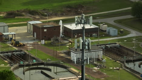 la planta de tratamiento de aguas residuales de collierville en tennessee, que muestra estructuras industriales y la vegetación circundante, vista aérea