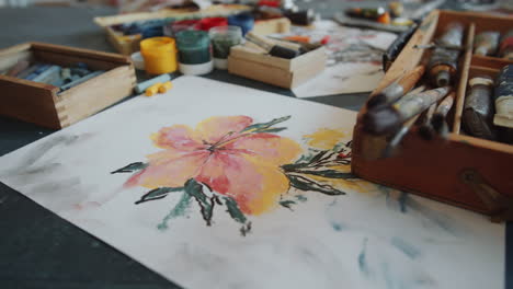 pintura de flores en la mesa del artista