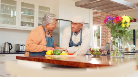 una pareja de ancianos cocinando juntos.