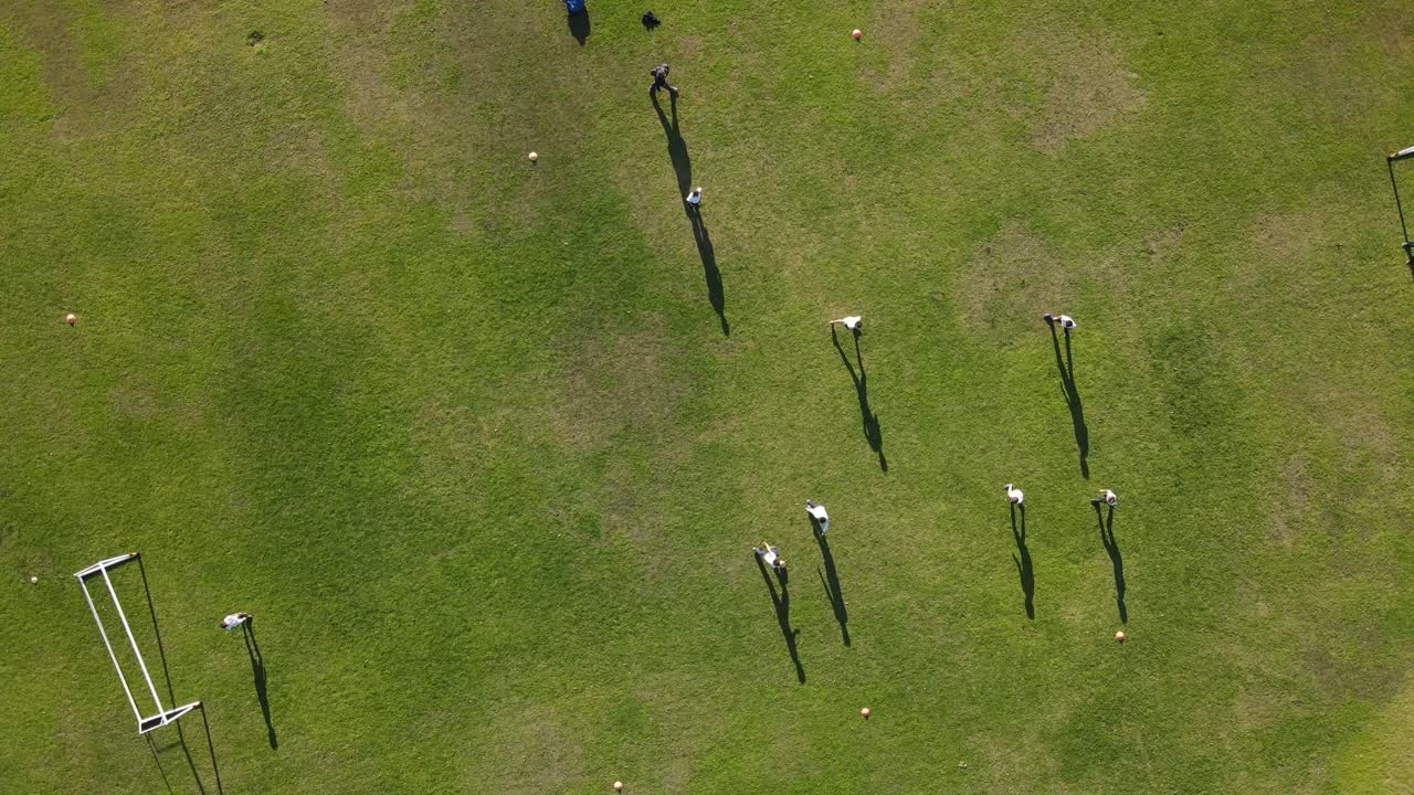 축구 잔디 코트에서 축구를 연습하는 젊은 야심 찬 축구 선수
