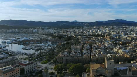 Drone-Descendiendo-Por-La-Catedral-En-Palma-De-Mallorca