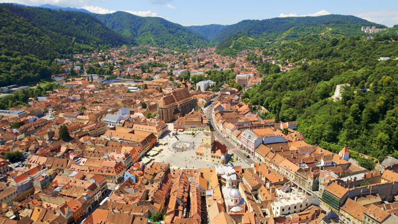 Vista aerea con drone di Brasov, Romania. Centro storico con Museo di storia, Chiesa Nera, edifici, persone e vegetazione
