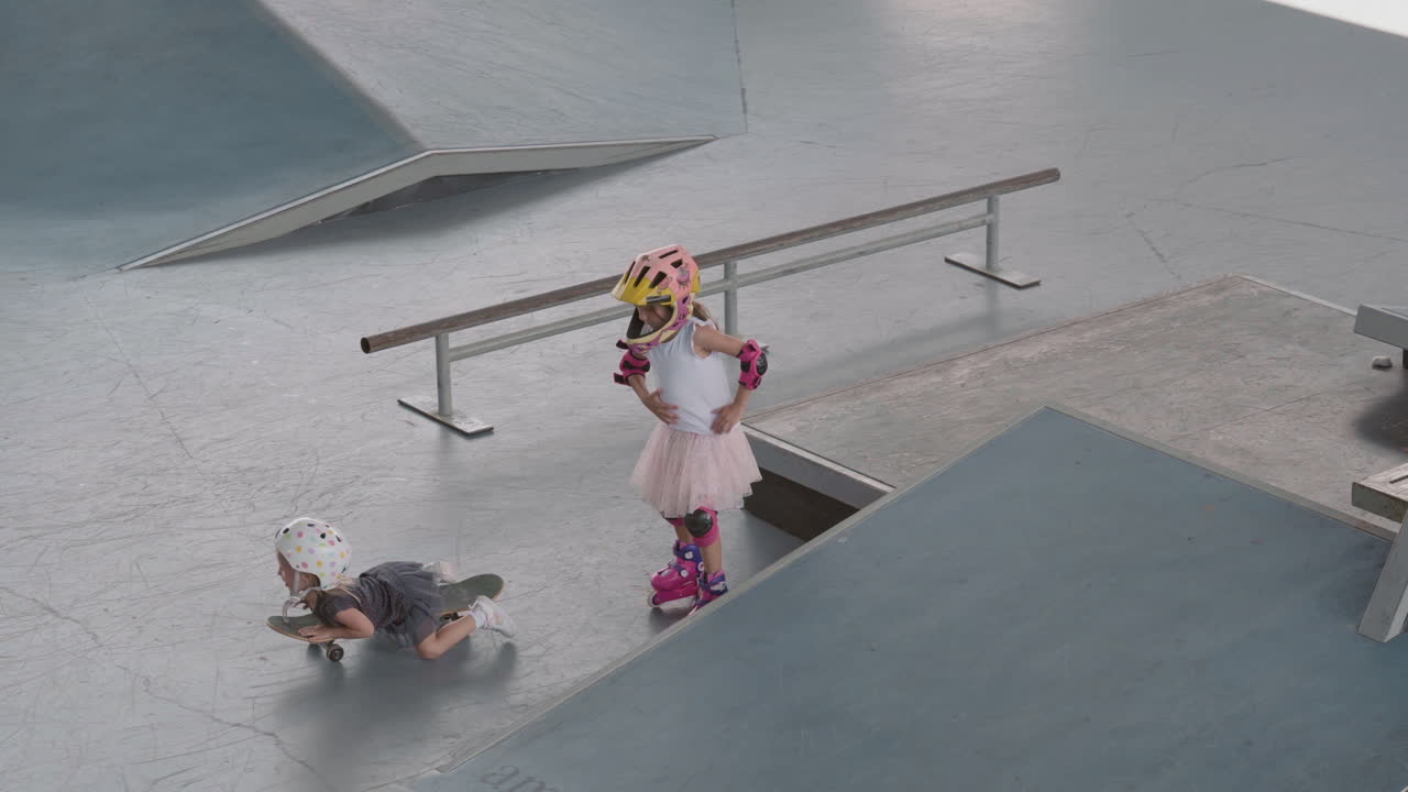 스케이트파크에서 시간을 보내는 두 소녀