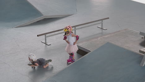 dos chicas pasando tiempo en el skatepark