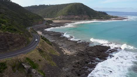 Coche-Conduce-A-La-Vuelta-De-La-Esquina-De-Great-Ocean-Road-Cerca-De-Lorne,-Victoria,-Australia