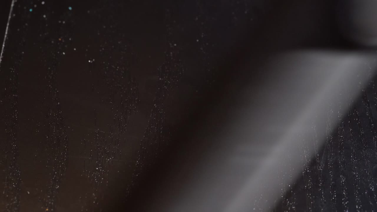 테이블 위 에 있는 플라스틱 꺼기 들 은 진공청소 로 제거 되어 오염 청소, 폐기물 관리, 미세 플래스틱 제거 를 상징 한다