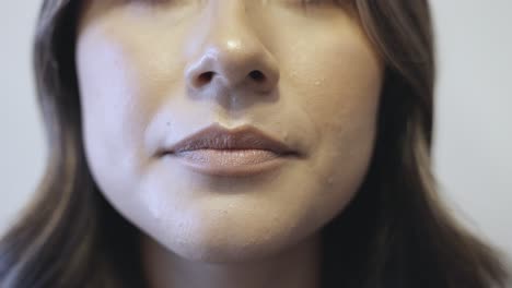 un primer plano de una mujer hispana diciendo ok en múltiples estilos y velocidades
