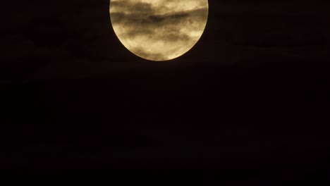 Una-Toma-De-Tiempo-De-Una-Luna-Llena-Cubierta-De-Nubes-Cayendo-En-El-Marco,-Toma-Estática