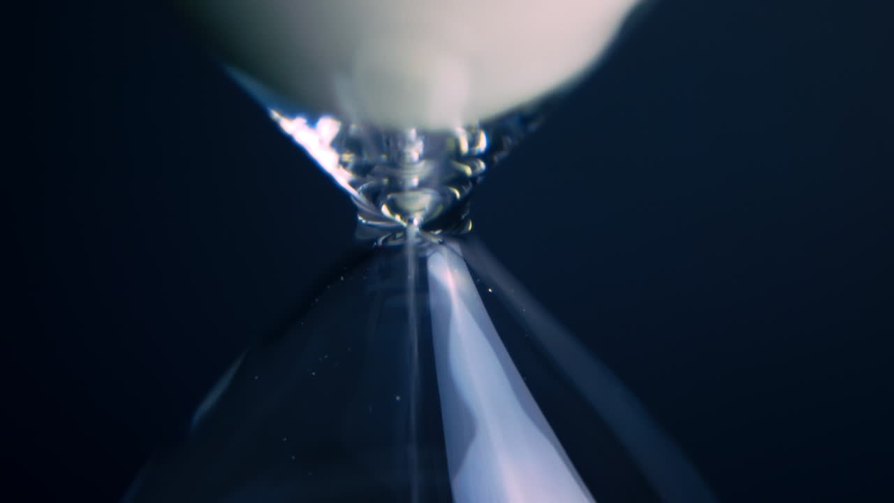 [cámara utilizada: canon c300] un reloj de arena que refleja el paso del tiempo