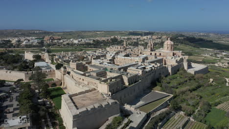 toma aérea de drones de la ciudad medieval fortificada de mdina, malta