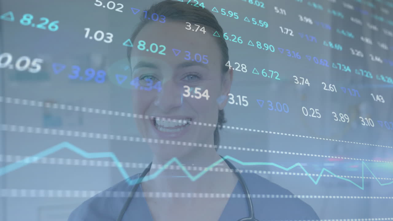 animación del procesamiento de datos sobre una doctora caucásica sonriente