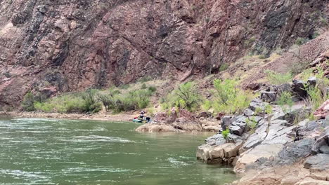 Camping-Junto-Al-Río-Colorado,-Parque-Nacional-Del-Gran-Cañón,-Arizona,-Ee.uu.