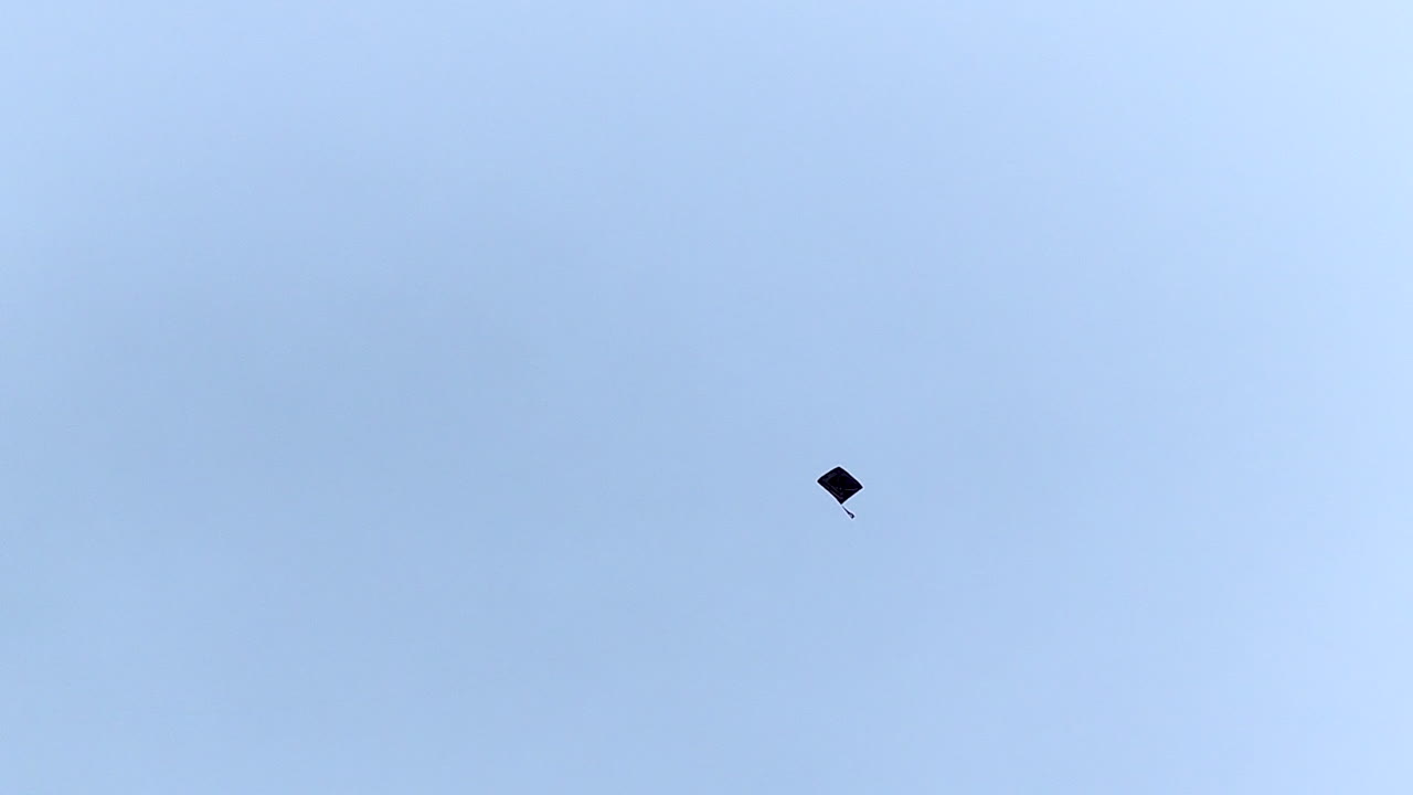 Aquilone solitario che fluttua in un cielo azzurro aperto, scena minimale e pacifica. Ideale per libertà, infanzia, aspirazione, tempo libero, stile di vita all'aperto e narrazione concettuale di sfondo.