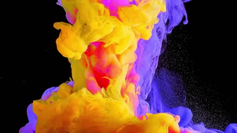 mezcla de múltiples colores en el agua en fondo abstracto