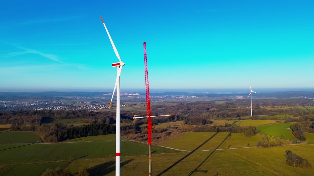 Vista aerea di costruzione di turbina eolica con gru nella Germania rurale