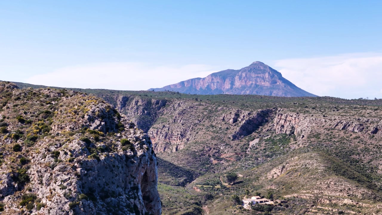 Costa rocciosa panoramica con vista sulle montagne in Spagna, perfetta per gli amanti dei viaggi e dell'avventura