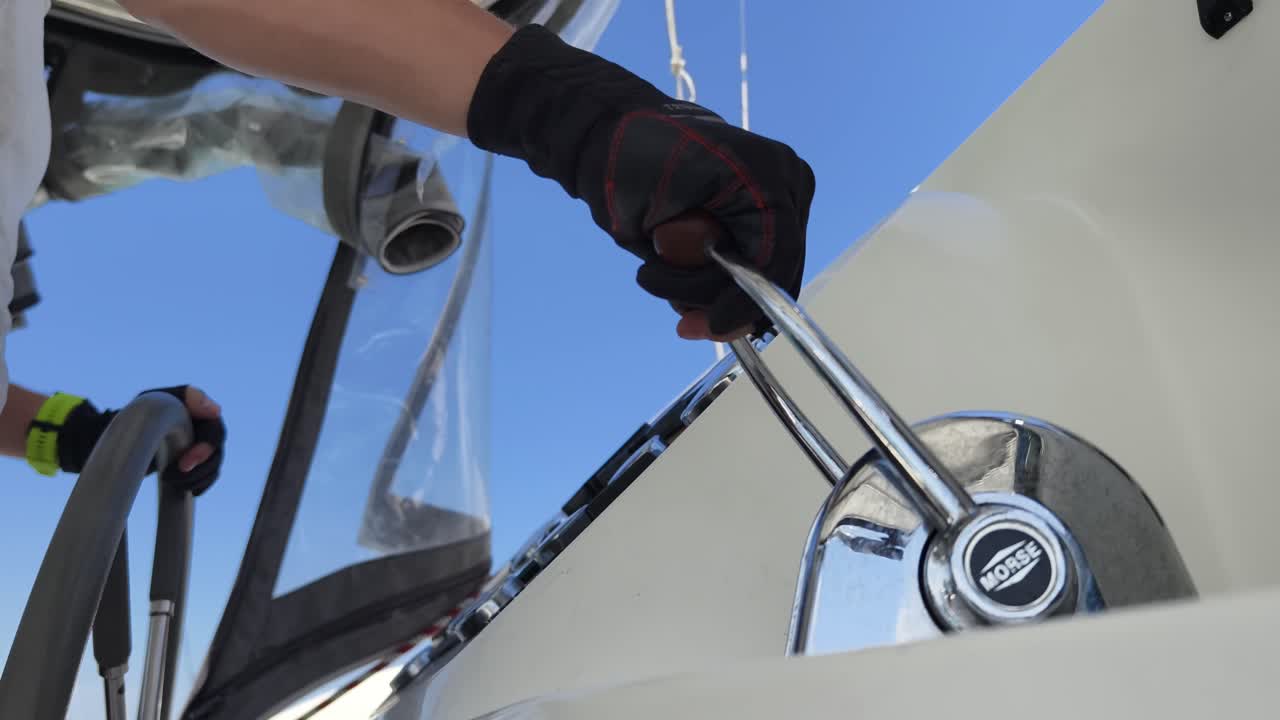 navegante que opera los controles del barco