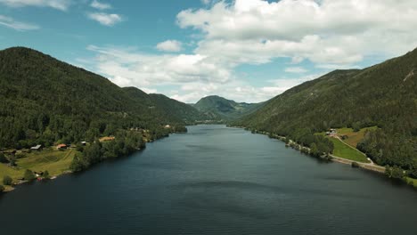 dron volando alto sobre un lago, el viento creando olas en el agua