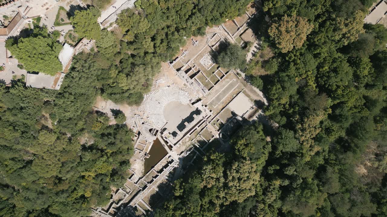 toma aérea de arriba hacia abajo del teatro antiguo en el sitio arqueológico de butrint
