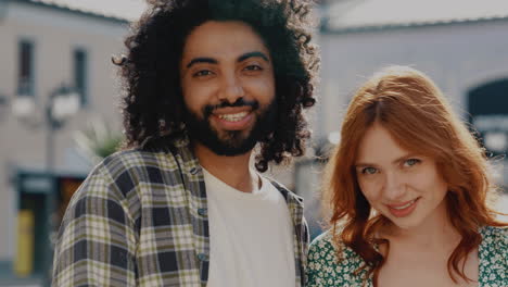 una pareja sonriendo al aire libre.