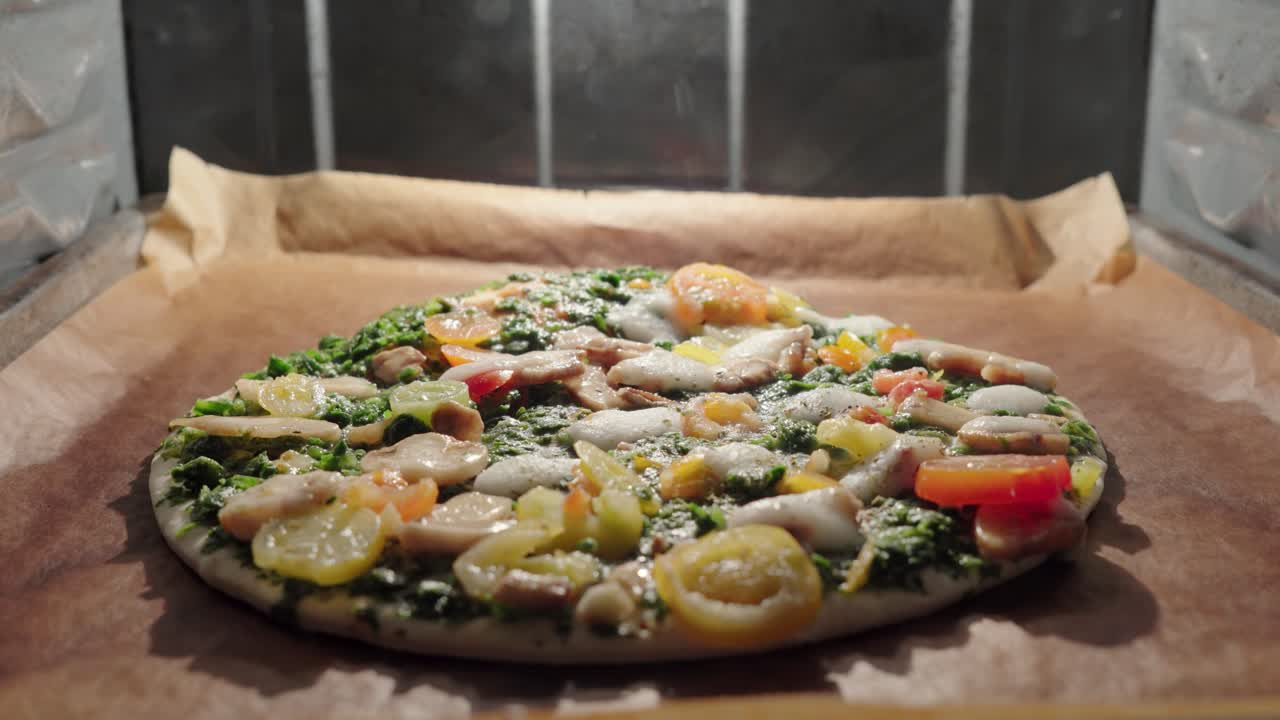 Pizza vegana em forno elétrico. Time-lapse
