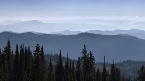 Un-Dron-Captura-La-Belleza-En-Capas-De-Los-Bosques-Y-Montañas-De-La-Columbia-Británica