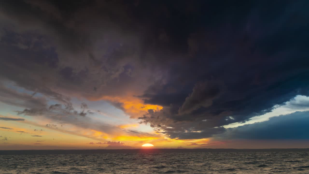 해가 지는 배경에서 아름다운 구름이 흐르고 있습니다.