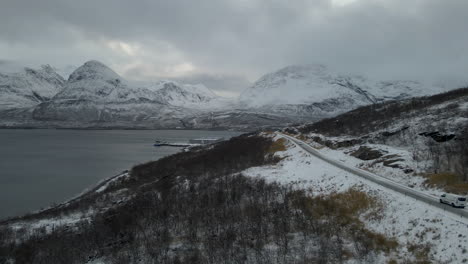 Straße-Durch-Atemberaubende-Schneebedeckte-Skandinavische-Landschaft,-Drohnenansicht