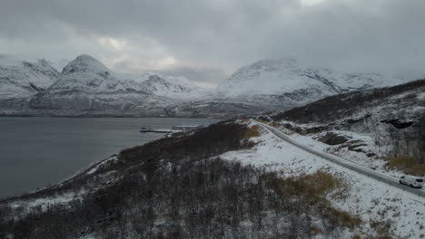 Camino-A-Través-Del-Impresionante-Paisaje-Escandinavo-Cubierto-De-Nieve,-Vista-De-Drones