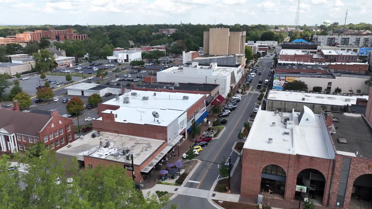 다운타운 히코리는 나무 꼭대기에서 공중으로 밀어