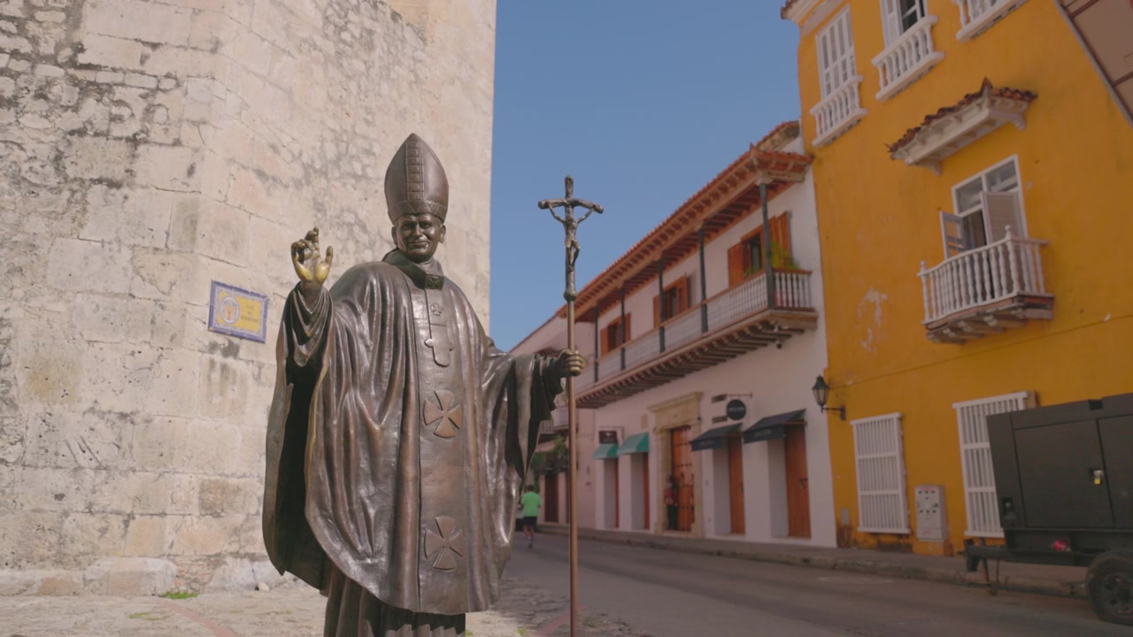 Monumento a Juan Pablo II, estatua frente a un edificio, Cartagena, Colombia