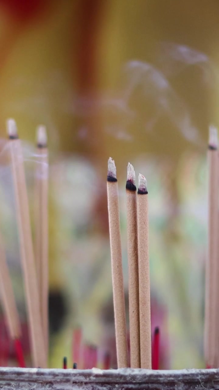 Time-lapse di bastoncini di incenso che si consumano